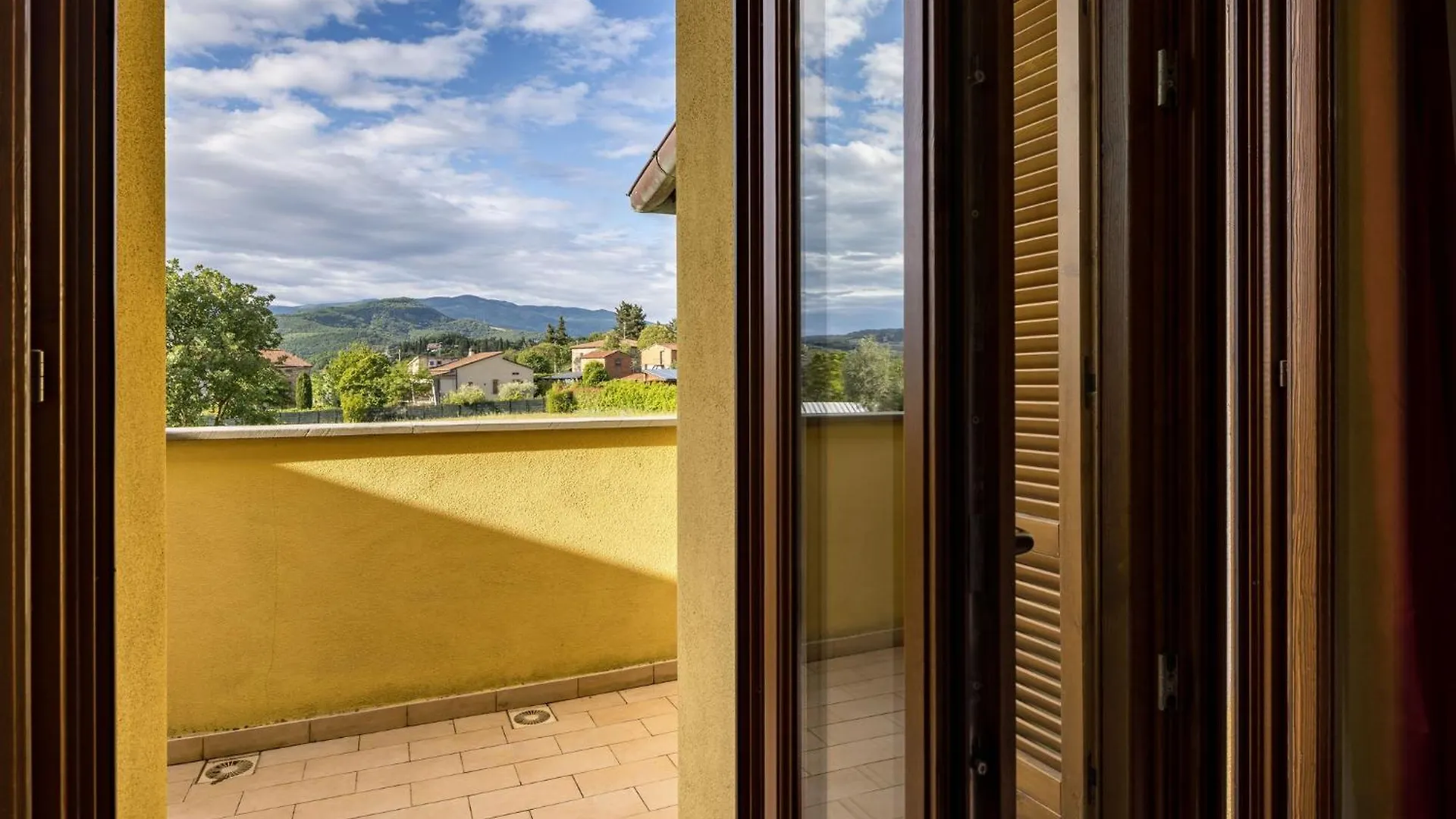 The Traveller'S Residence With Balconies And Garden! Chiassa Superiore